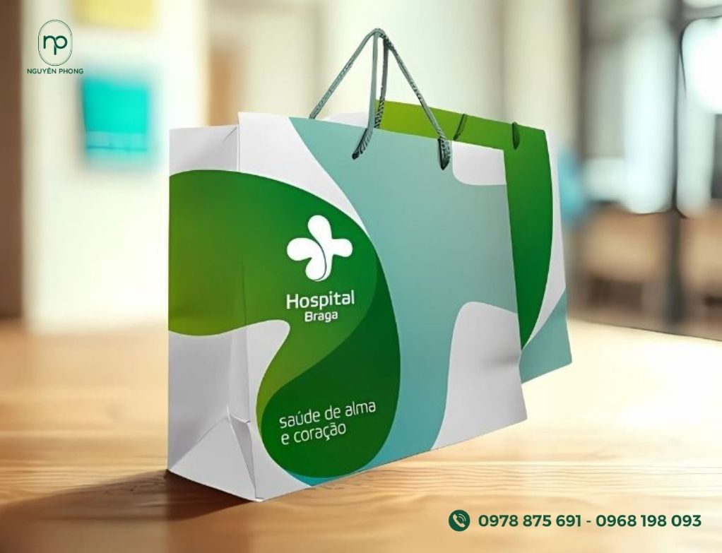 Logo phòng khám in trên túi giấy